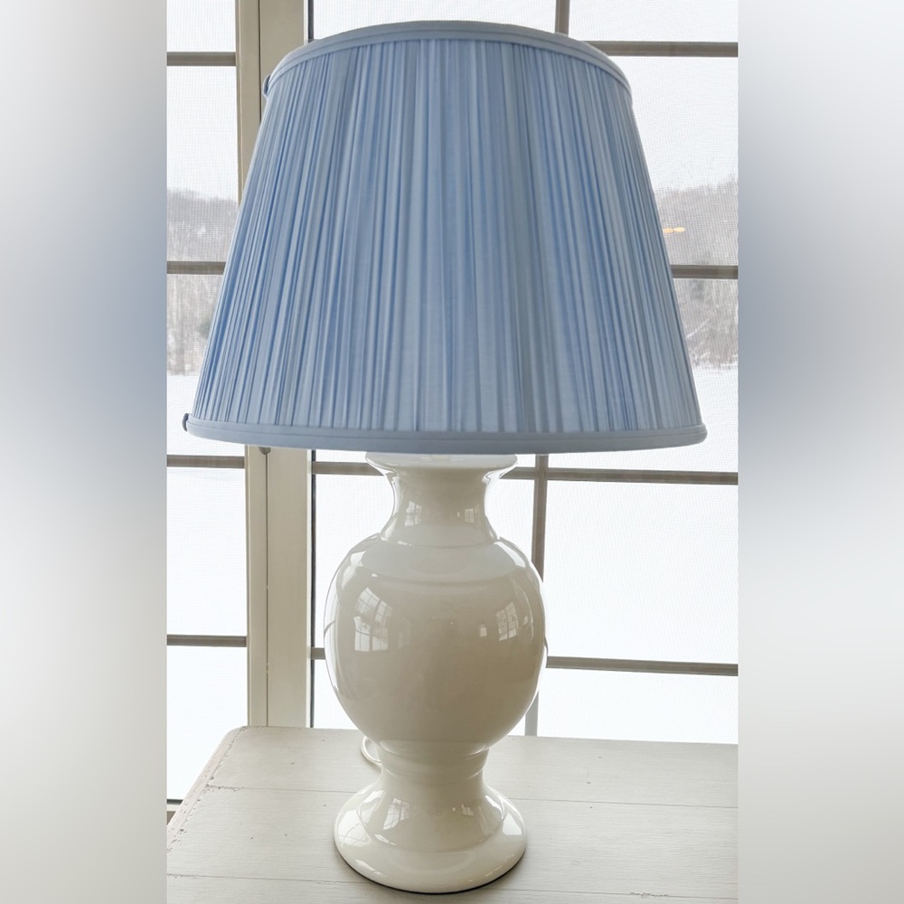 ❤️ Ruffle Lamp in White